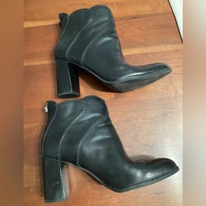 Adrienne vittadini  size 7 1/2 black bootie